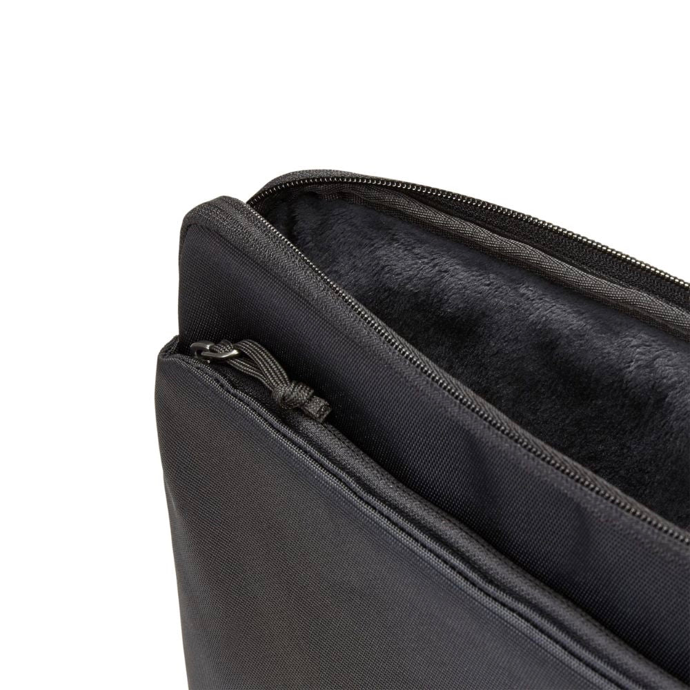 Thule Subterra Macbook Sleeve 13 / 15 Black - Image 4